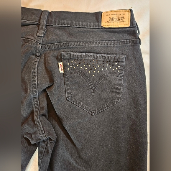 Levi's 515 Womens Black Cuffed Bottom 5 Pocket Jeweled Back Pocket Capris Size 8 - Picture 13 of 15